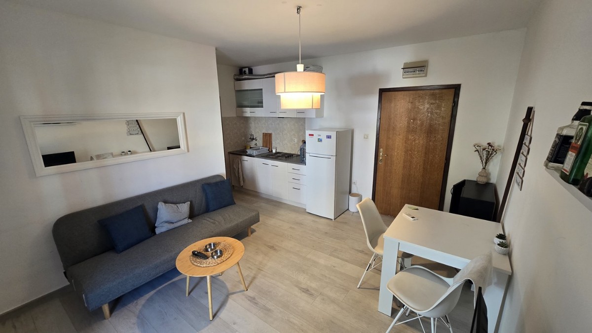 Izdaje se renoviran stan u naselju Velji Vinogradi, Budva 